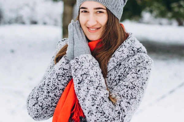 Дівчина в зимовому парку — стокове фото