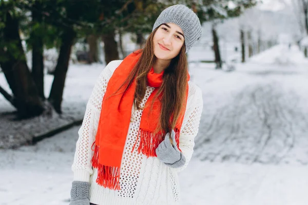 Girl in winter park — Stock Photo, Image