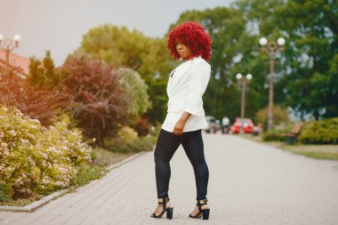 Bir yaz parkta siyah kız