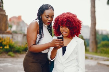 Bir yaz parkta siyah kız