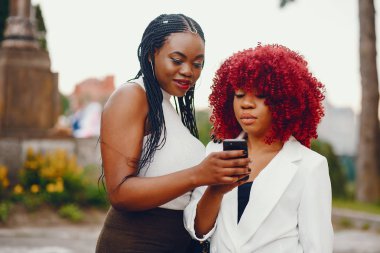 Bir yaz parkta siyah kız