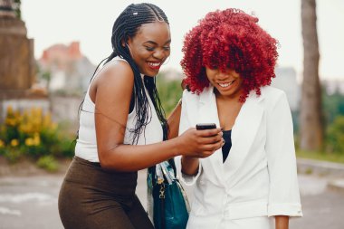 Bir yaz parkta siyah kız