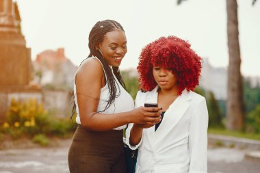 Bir yaz parkta siyah kız