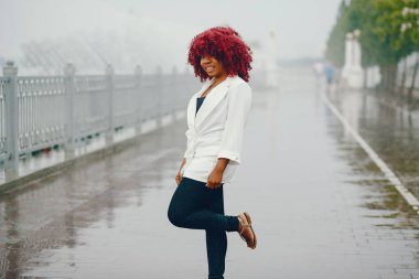 Bir yaz parkta siyah kız