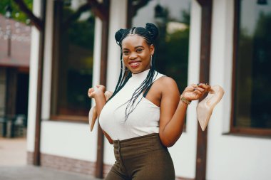 Bir yaz parkta siyah kız