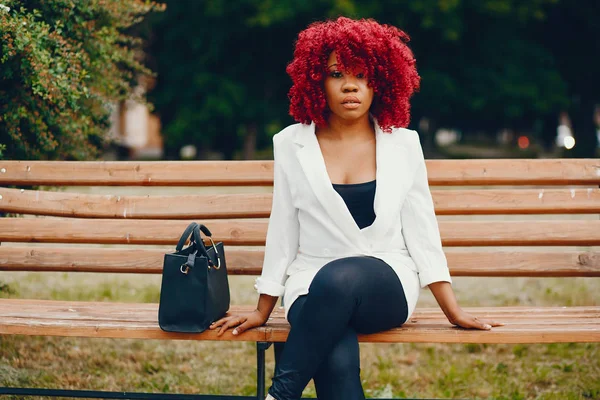 Fille noire dans un parc d'été — Photo