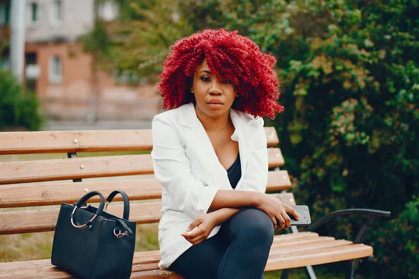 Fille noire dans un parc d'été — Photo