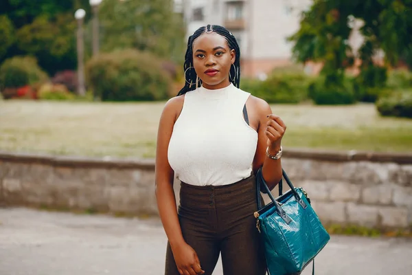 Menina preta em um parque de verão — Fotografia de Stock