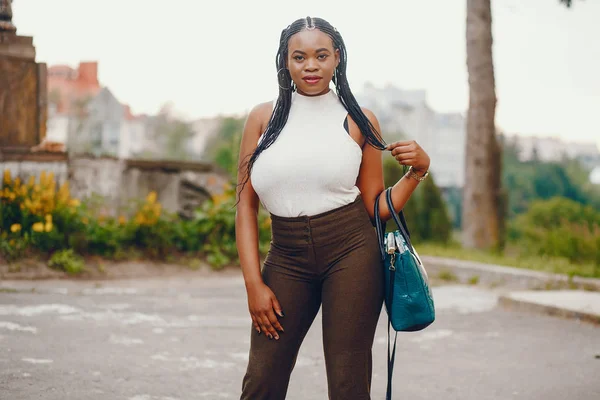 Menina preta em um parque de verão — Fotografia de Stock