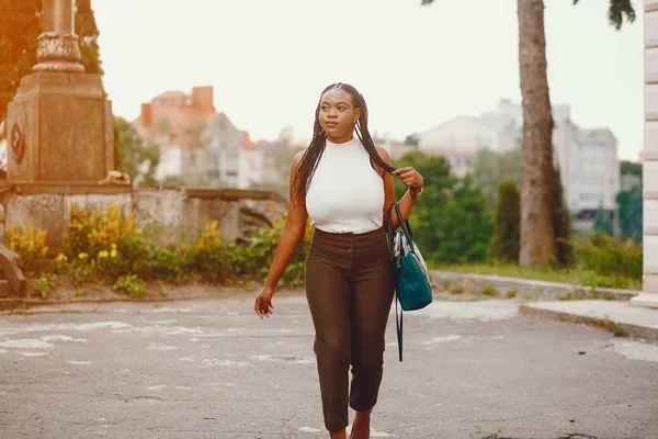 Fille noire dans un parc d'été — Photo