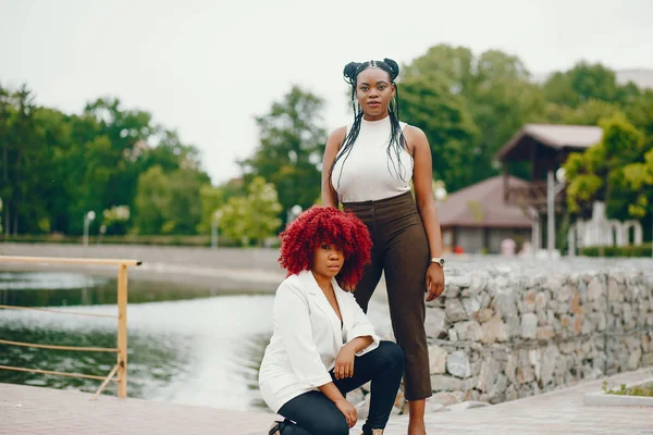 Filles noires dans un parc d'été — Photo