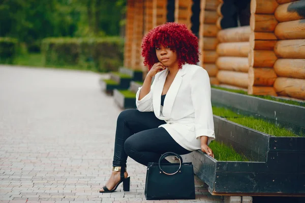 Fille noire dans un parc d'été — Photo