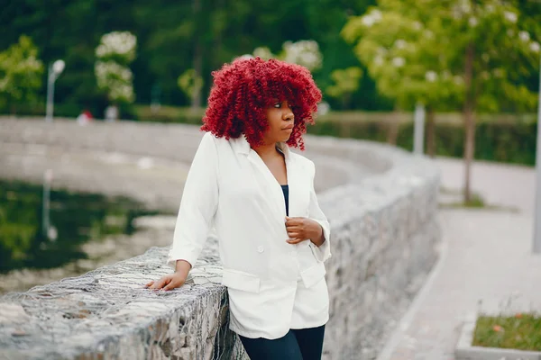 Fille noire dans un parc d'été — Photo