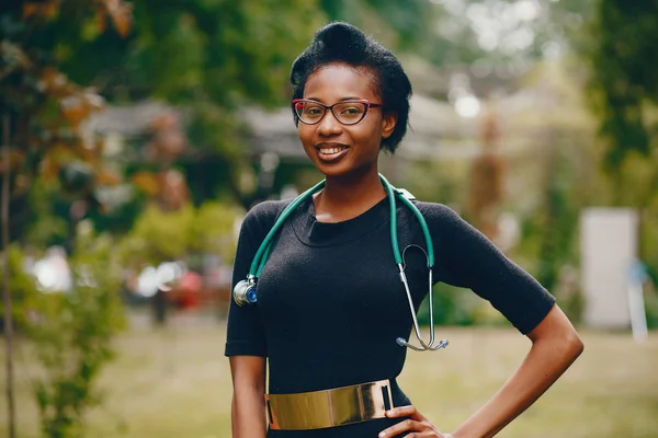 Stetoskop ile siyah kız