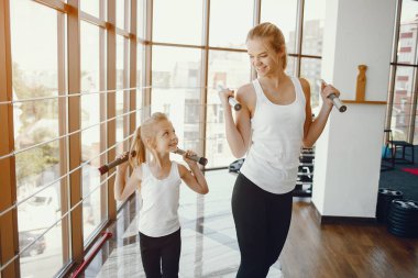 Anne ile kızı bir spor salonunda