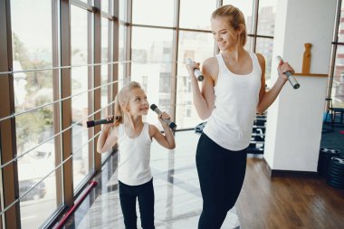 Anne ile kızı bir spor salonunda