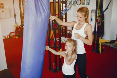 Anne ile kızı bir spor salonunda
