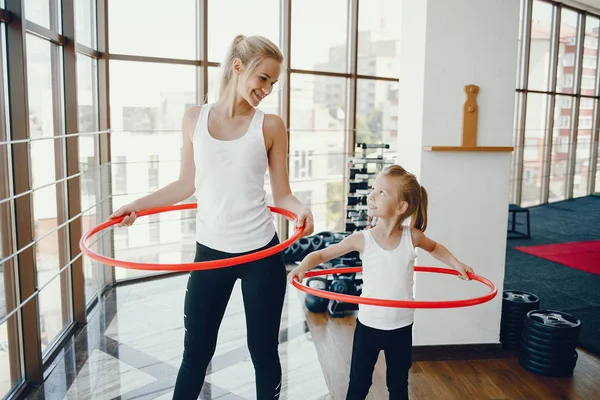 Anne ile kızı bir spor salonunda