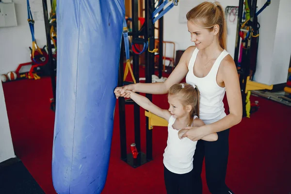 Matka z córką w siłowni — Zdjęcie stockowe
