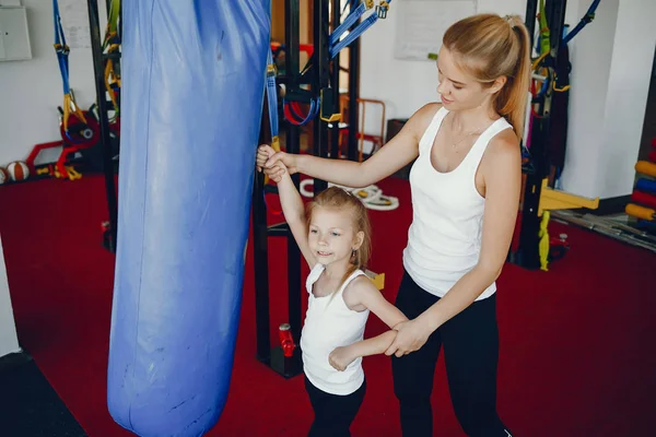 Mor med dotter i ett gym — Stockfoto