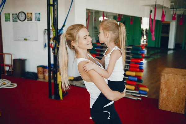 Madre con figlia in palestra — Foto Stock