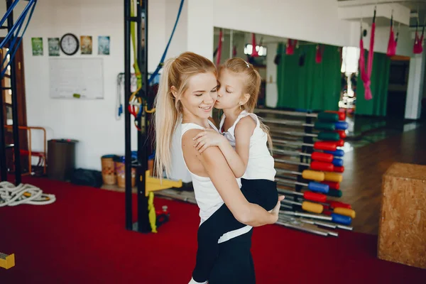 Matka s dcerou v tělocvičně — Stock fotografie