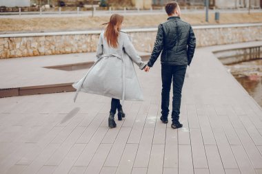 Sevgi dolu çift park çevresinde yürüyüş.