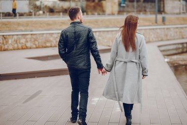 İki nehrin yürüyor sevgi dolu.