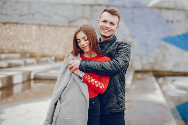 İki nehrin yürüyor sevgi dolu.