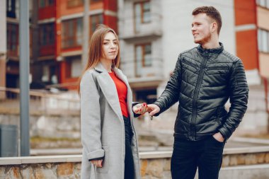 Sevgi dolu çift park çevresinde yürüyüş.