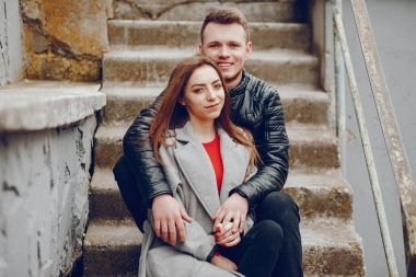 Sevgi dolu çift park çevresinde yürüyüş.