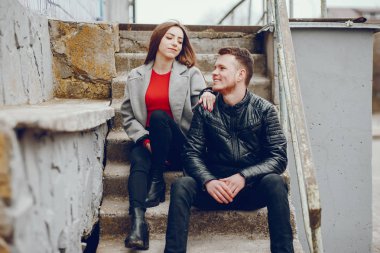 Sevgi dolu çift park çevresinde yürüyüş.