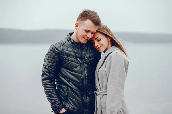 Älskande par promenader runt floden. — Stockfoto