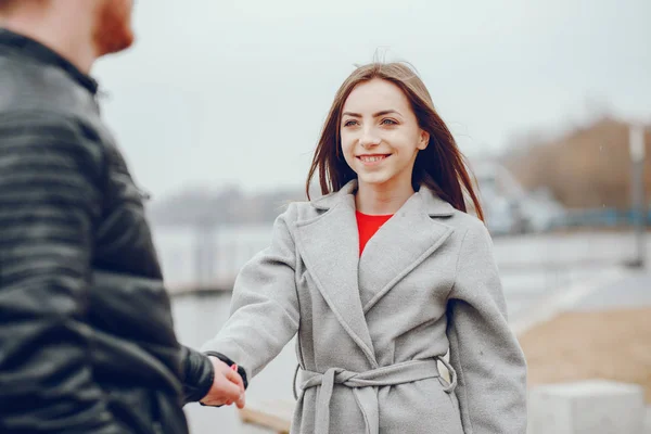 Älskande par promenader runt floden. — Stockfoto