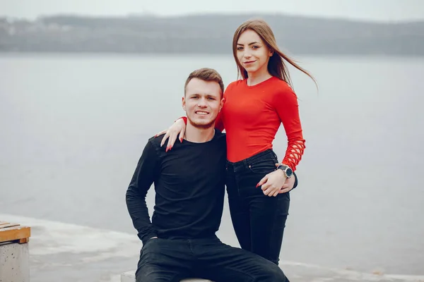 Älskande par promenader runt floden. — Stockfoto