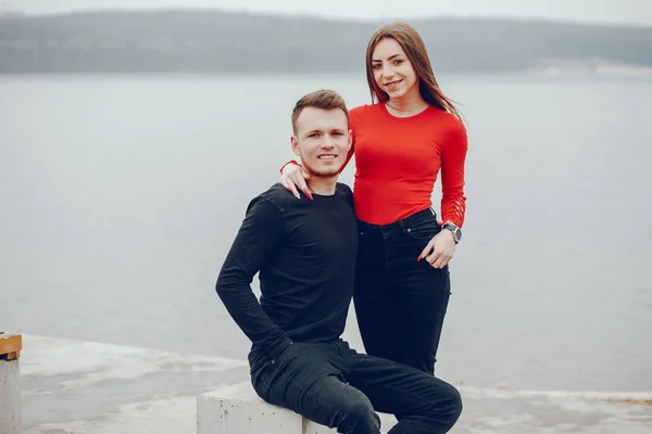 Couple aimant se promener autour de la rivière . — Photo