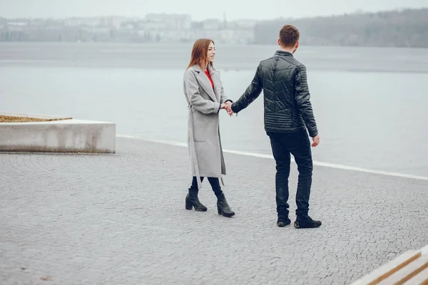 Älskande par promenader runt floden. — Stockfoto