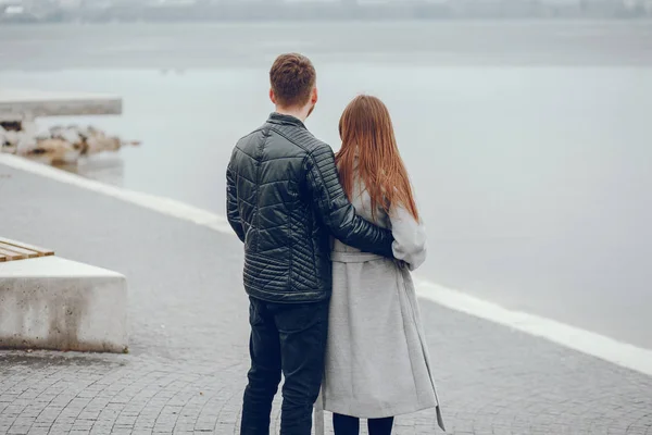 Älskande par promenader runt floden. — Stockfoto