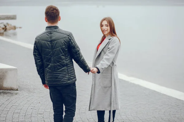 Pareja cariñosa caminando por el río . — Foto de Stock