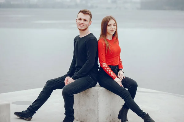 Pareja cariñosa caminando por el río . —  Fotos de Stock