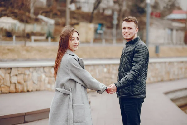 Verliefde paar wandelen rond het park. — Stockfoto