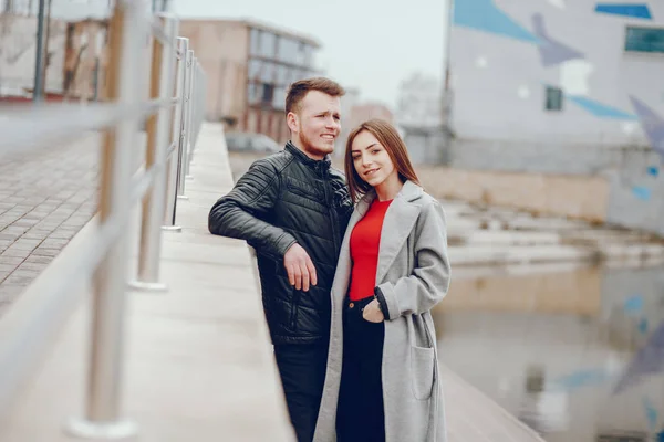 Amante casal andando ao redor do rio . — Fotografia de Stock