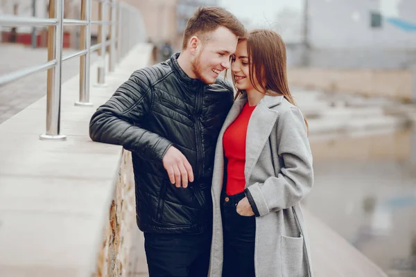 Älskande par promenader runt floden. — Stockfoto