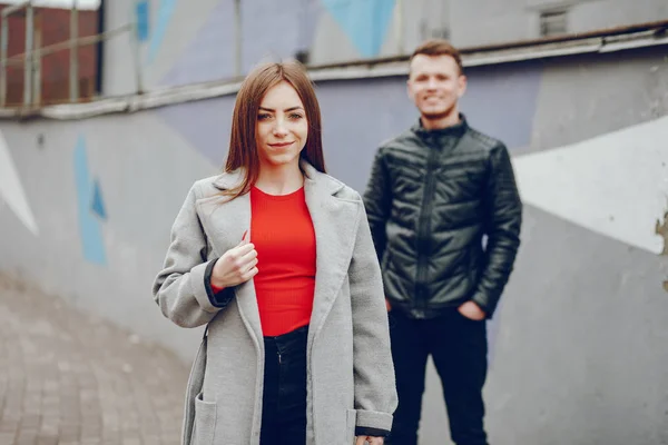 Älskande par promenader runt floden. — Stockfoto