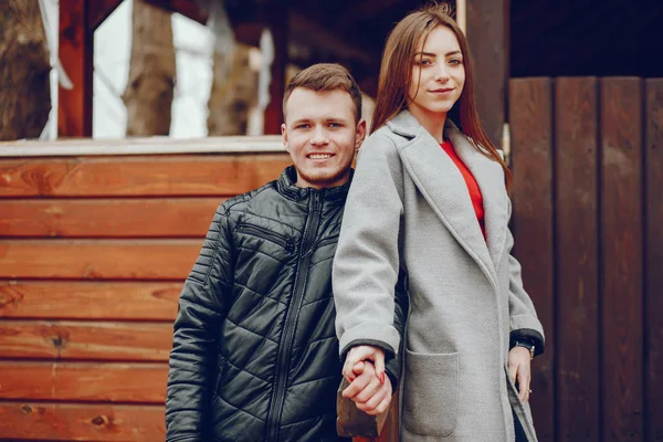 Pojke Och Flicka Parken Älskande Par Promenader Par Slappnar — Stockfoto