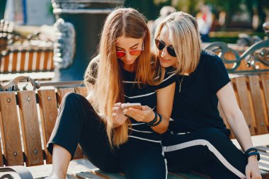 Anne ile kızı bir şehirde