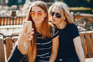 Anne ile kızı bir şehirde