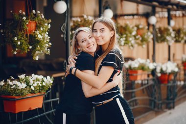 Anne ile kızı bir şehirde