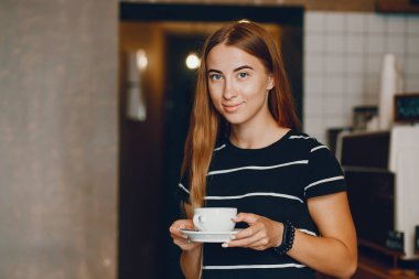 kadın kahve ile