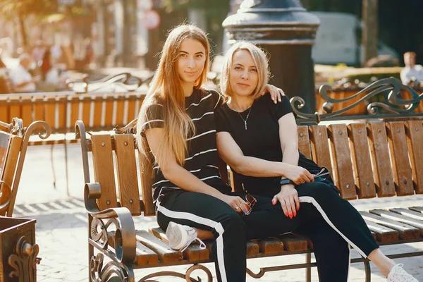 Moeder met dochter in een stad — Stockfoto